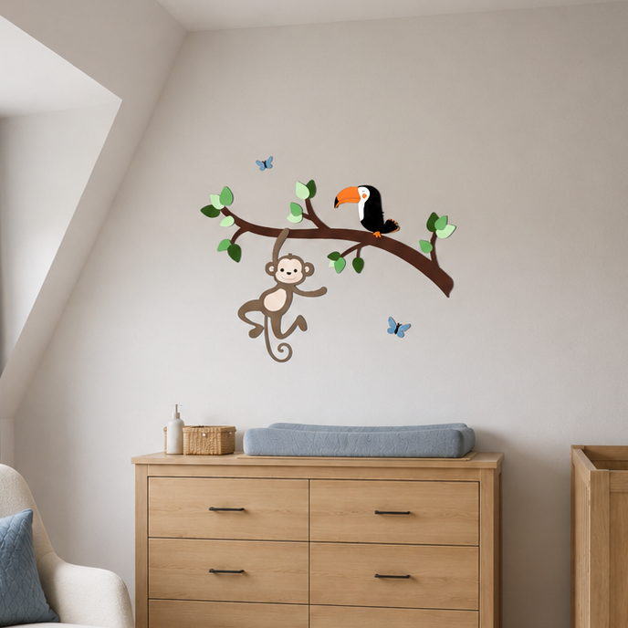 Babykamer met houten ledikant en commode, gedecoreerd met houten wanddecoratie van een aapje en toekan op een tak.