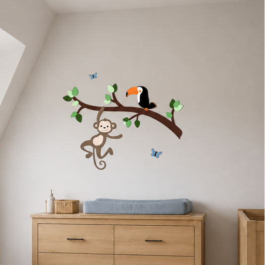 Babykamer met houten ledikant en commode, gedecoreerd met houten wanddecoratie van een aapje en toekan op een tak.