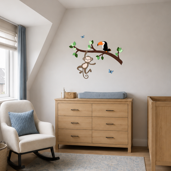 Babykamer met houten ledikant en commode, gedecoreerd met houten wanddecoratie van een aapje en toekan op een tak.
