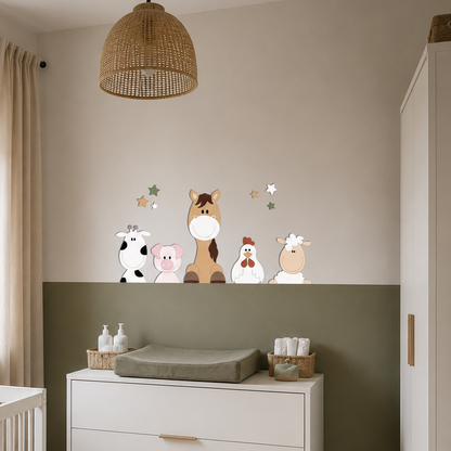 Babykamer met wit ledikant en commode, gedecoreerd met muurstickers van een schaap, kip, paard, varken en koe.