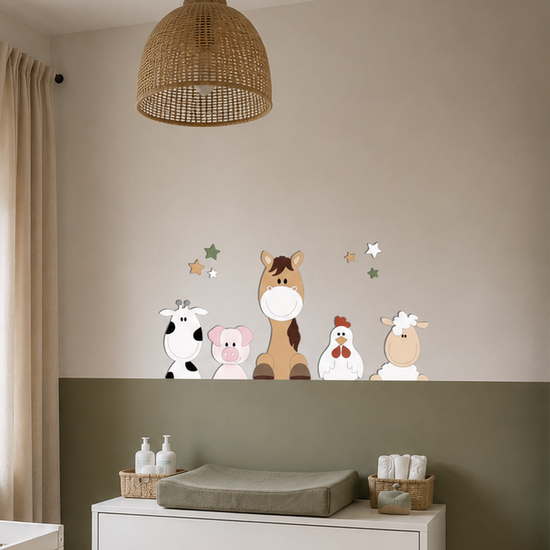 Babykamer met wit ledikant en commode, gedecoreerd met muurstickers van een schaap, kip, paard, varken en koe.