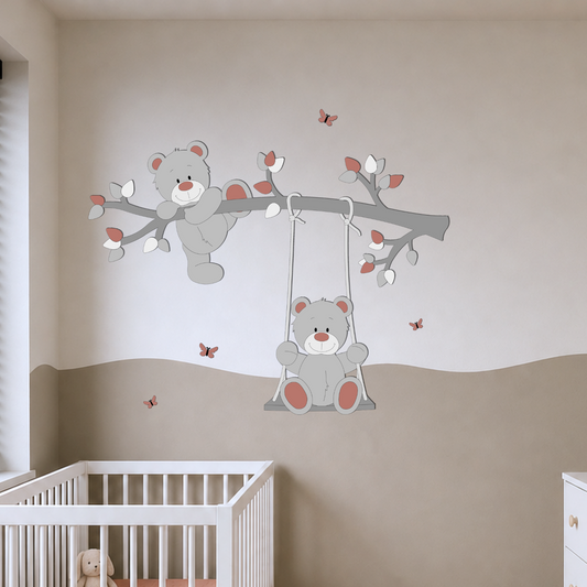 Babykamer in grijs met terracotta tinten en een muurdecoratie van een tak met een klimmend beertje en een schommelend beertje.