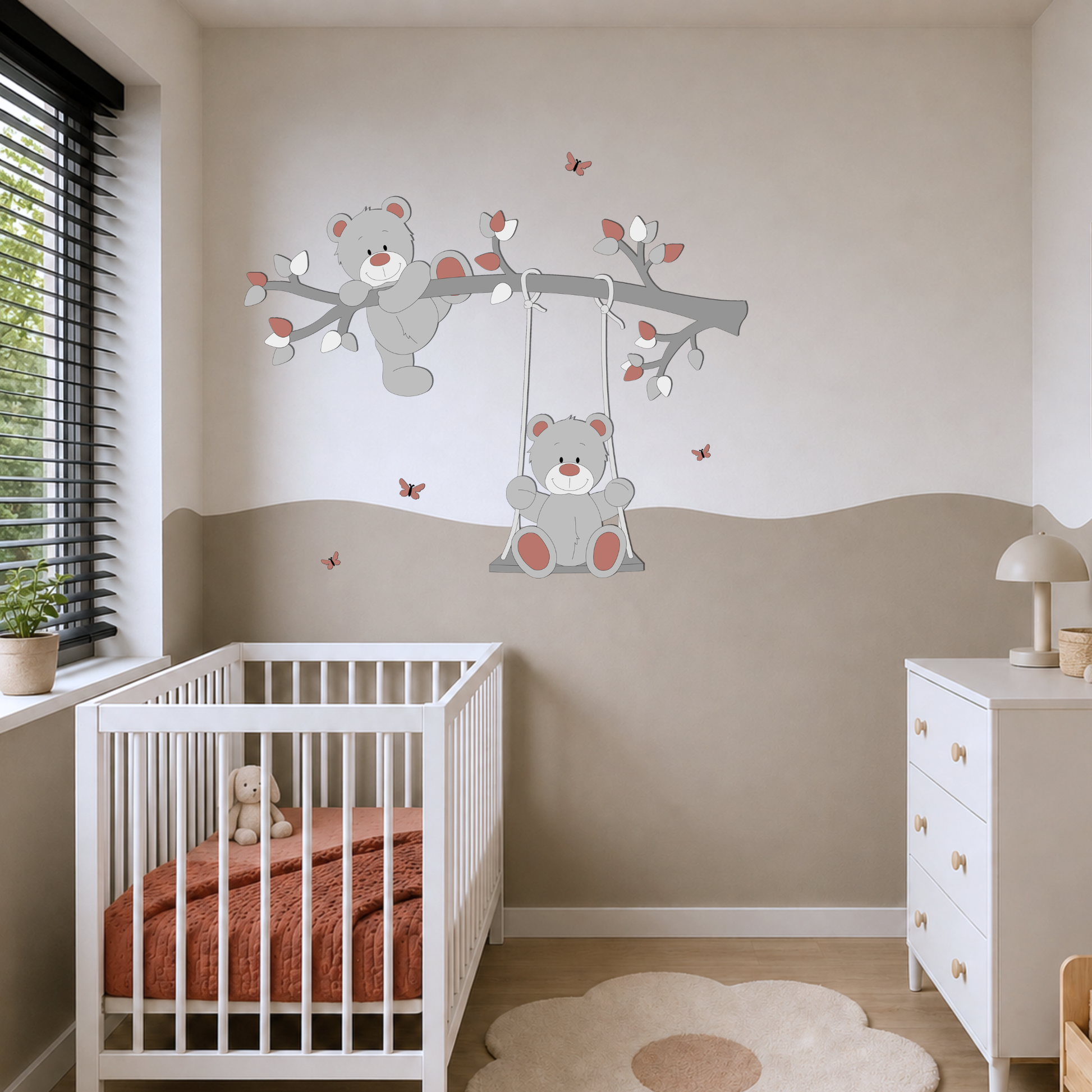 Babykamer in grijs met terracotta tinten en een muurdecoratie van een tak met een klimmend beertje en een schommelend beertje.