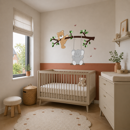 muurdecoratie babykamer met tak, klauterend beertje en schommelend olifantje