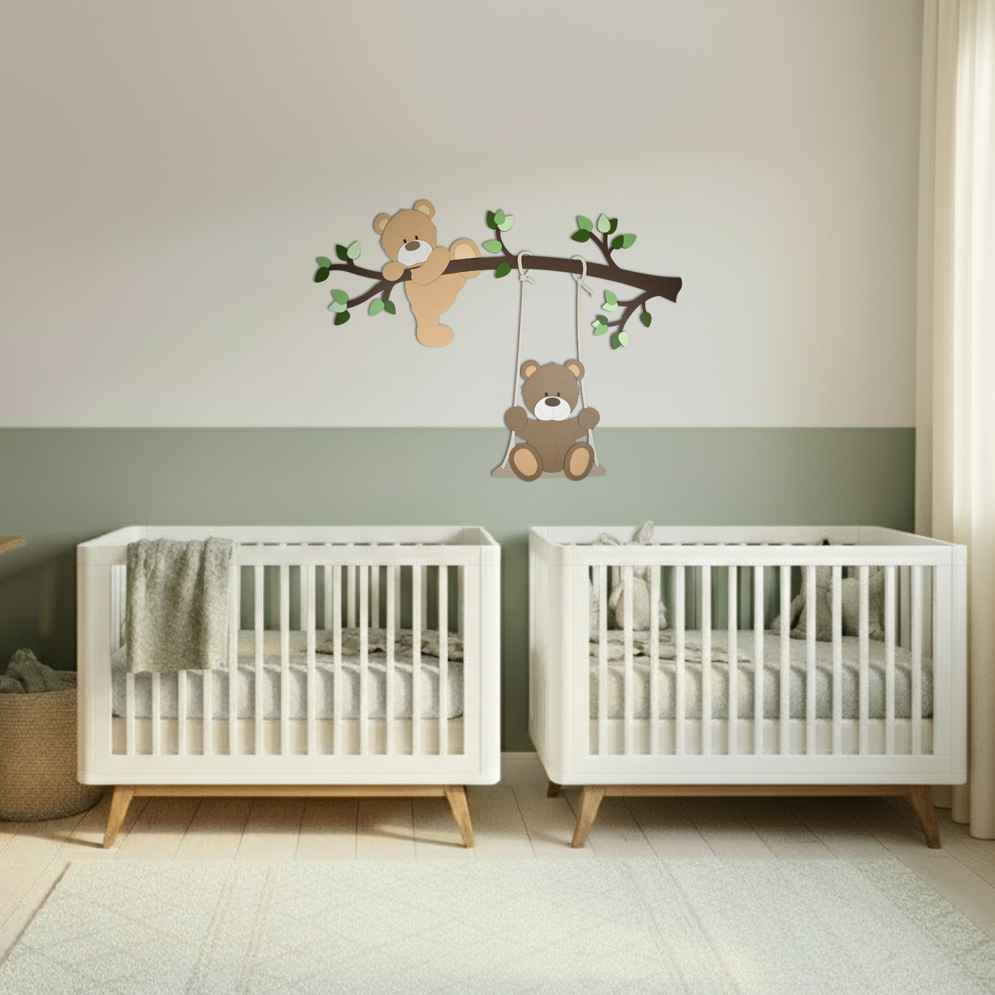 Houten muurstickers voor kinderkamer, tak met groene bladeren en schommelend en klauterend beertje.
