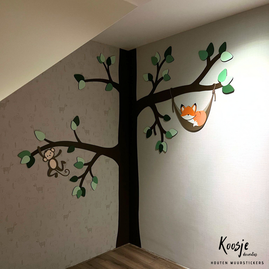 Houten muursticker - Hoekboom met vosje in hangmat (extra dieren optioneel) - groene blaadjes (260x265cm)