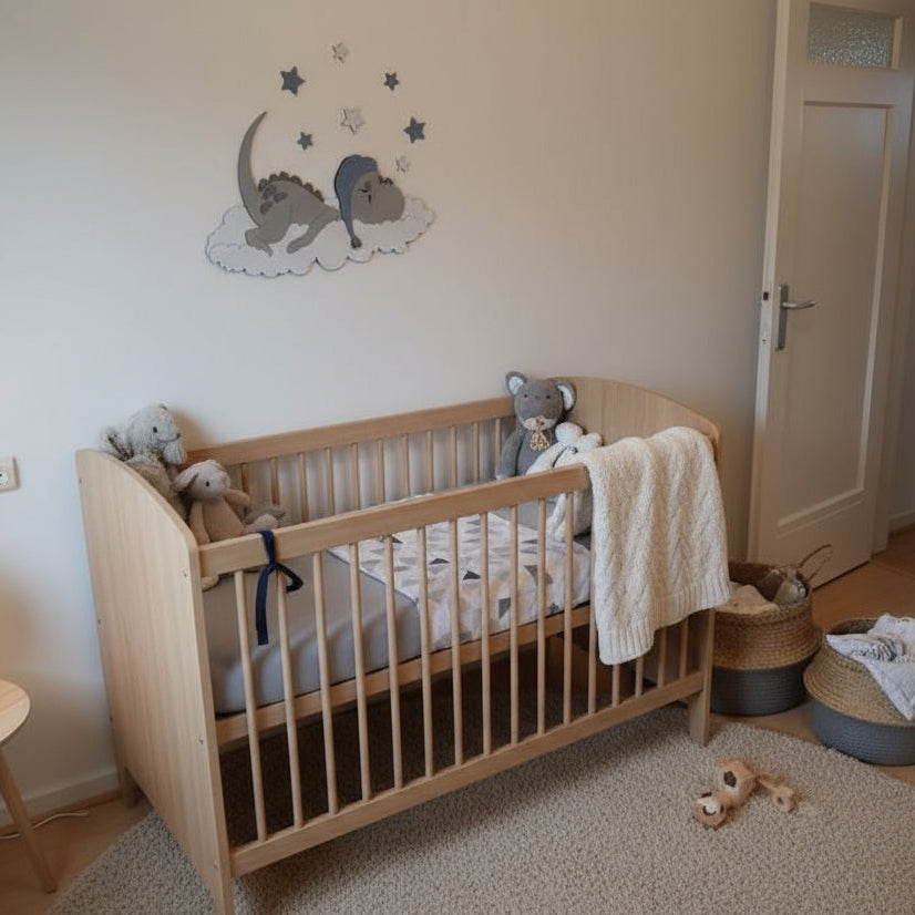 Houten muursticker voor babykamer; slapend draakje op wolk omringd door sterren
