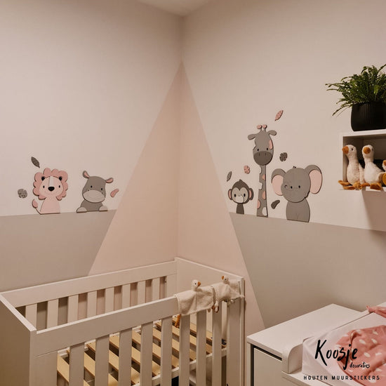 Houten muurdecoratie babykamer 5 safari dieren; nijlpaard, leeuw, giraf, aap en olifant met roze tinten, boven een grijze lambrisering