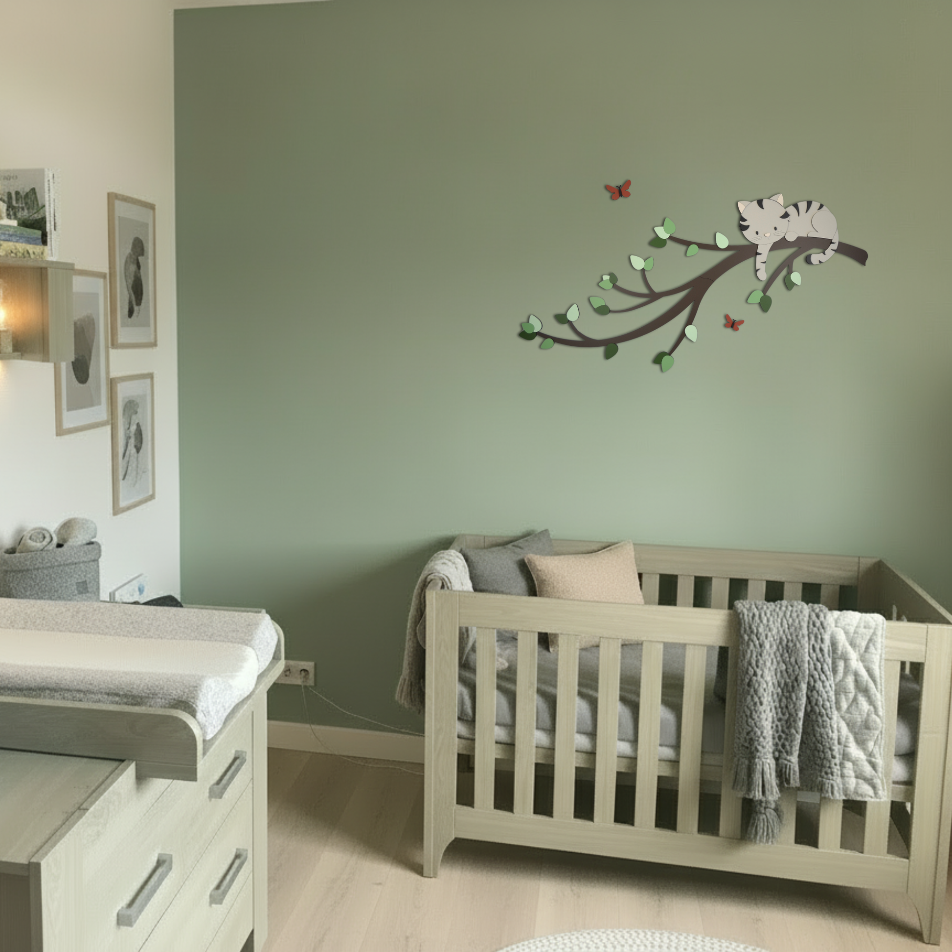 Houten muurstickers voor de kinderkamer, tak met groene bladeren en ondeugend poesje.