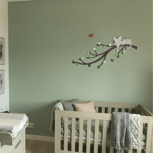 Houten muurstickers voor de kinderkamer, tak met groene bladeren en ondeugend poesje.