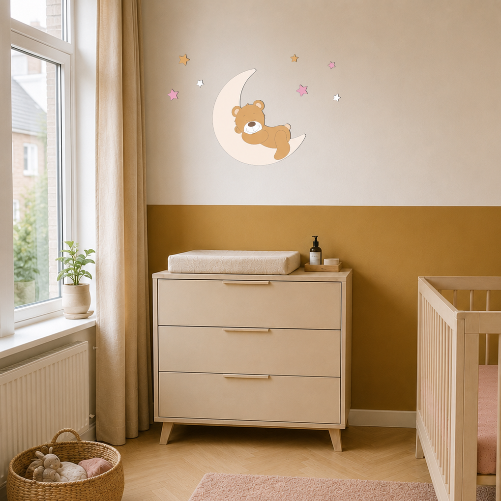 Muursticker voor de babykamer, slapend schattig beertje op beige maan, met sterren.