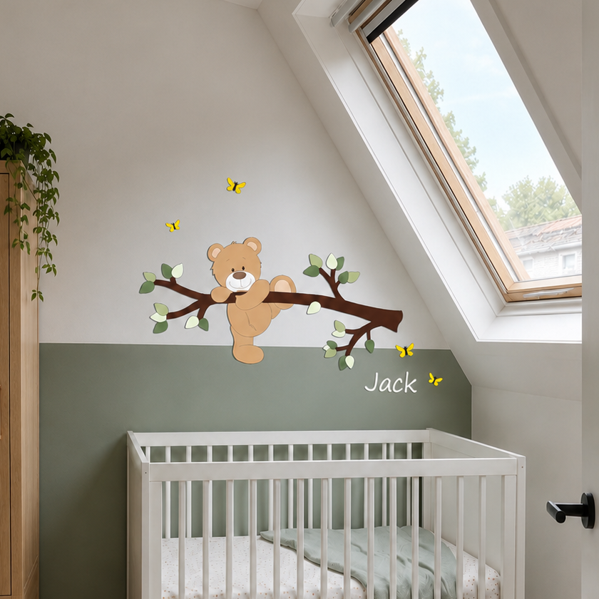 Houten muurdecoratie van een tak met klauterend beertje, boven een groene lambrisering op een babykamer.