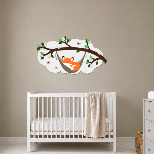 Babykamer met beige muur en wit ledikant, met daarboven houten muurdecoratie met slapend vosje in een hangmat onder een grote bruine tak, omringd door groene bladeren en vlinder vlinders tegen een witte wolk. Muurdecoratie geschikt voor ruwe muur op de babykamer.