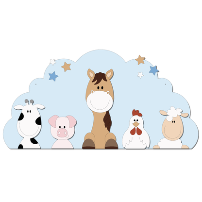 Houten muurdecoratie met koe, varken, paard, kip en schaap voor een baby- of kinderkamer met boerderijthema. De dieren staan samen voor een wolkvorm met sterren en vormen zo een complete boerderijdieren decoratie voor aan de muur.