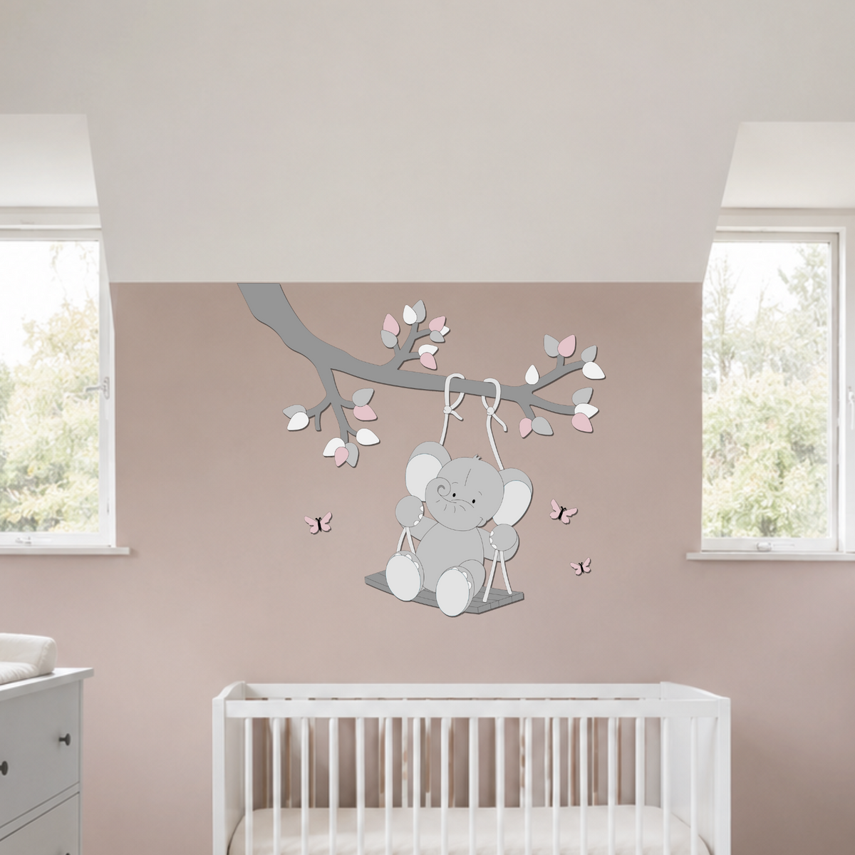 Houten muurdecoratie voor de baby- of kinderkamer met een olifantje op een schommel aan een tak, uitgevoerd in grijstinten met roze accenten, blaadjes en vlinders.