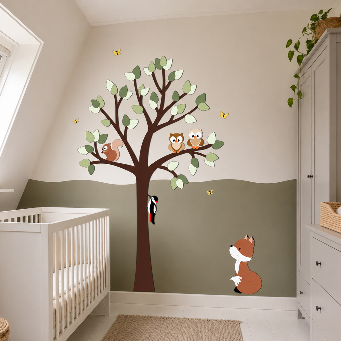 Grote boom houten muursticker met uiltjes en vosje, op een aardetinten babykamer.