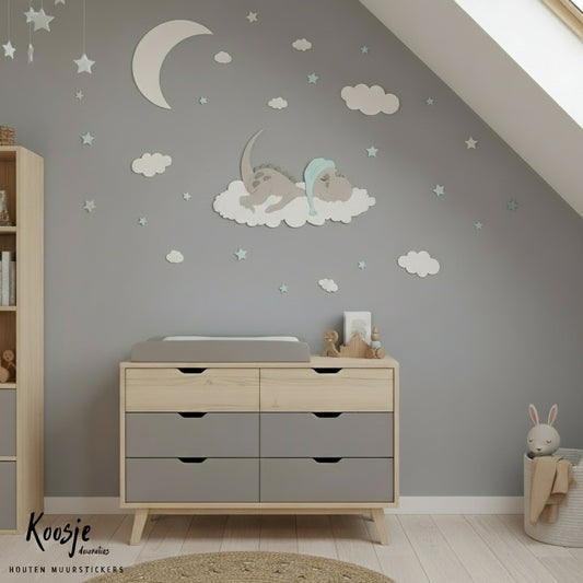 muursticker voor babykamer; slapend draakje op wolk omringd door sterren