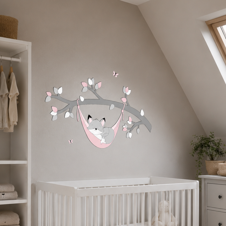 muurstickers voor babykamer: tak met grijze, witte en roze bladeren en slapend vosje in hangmat.