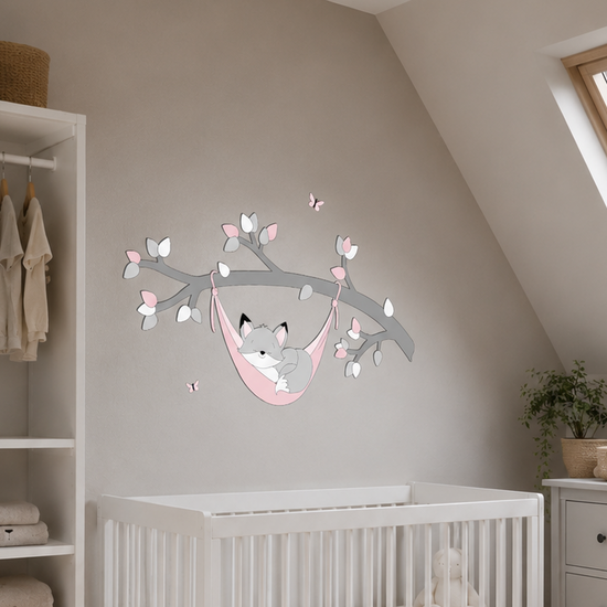 muurstickers voor babykamer: tak met grijze, witte en roze bladeren en slapend vosje in hangmat.