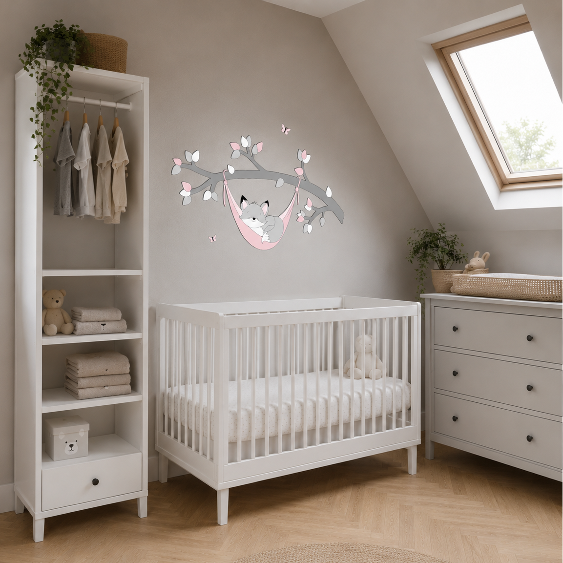 muurstickers voor babykamer: tak met grijze, witte en roze bladeren en slapend vosje in hangmat.