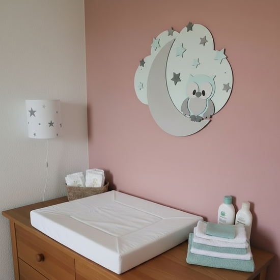 Houten muurdecoratie voor babykamer met uiltje op maan en sterren.