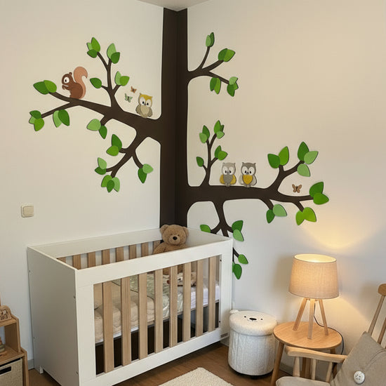 Houten muurdecoratie voor babykamer;  grote boom met groene bladeren, uiltjes en eekhoorn.