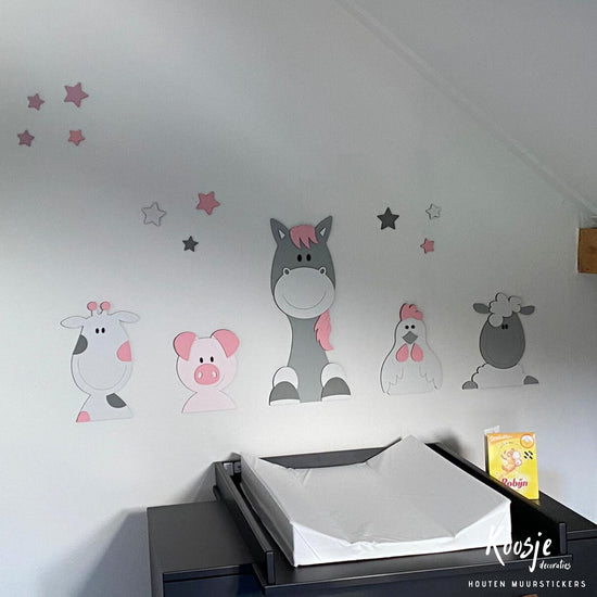Houten muurstickers voor babykamer boerderijdieren: schaap met varken, paard, koe en kip in grijs met roze.