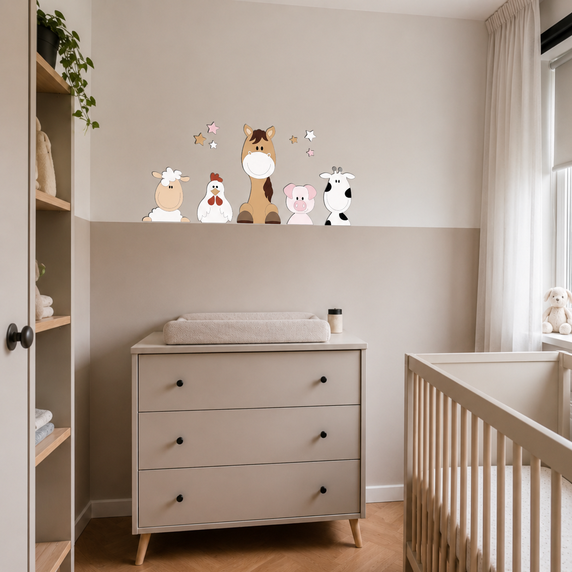 Babykamer met beige ledikant en commode, gedecoreerd met houten wanddecoratie van een schaap, kip, paard, varken en koe.
