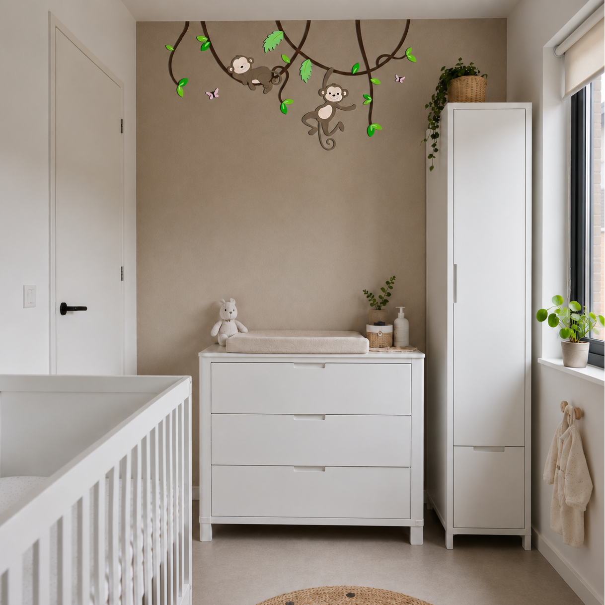 muurdecoratie voor babykamer, lianen met slapend en hangend aapje, geschikt voor jungle of safari thema.