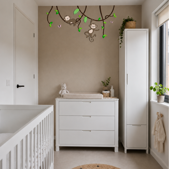 muurdecoratie voor babykamer, lianen met slapend en hangend aapje, geschikt voor jungle of safari thema.