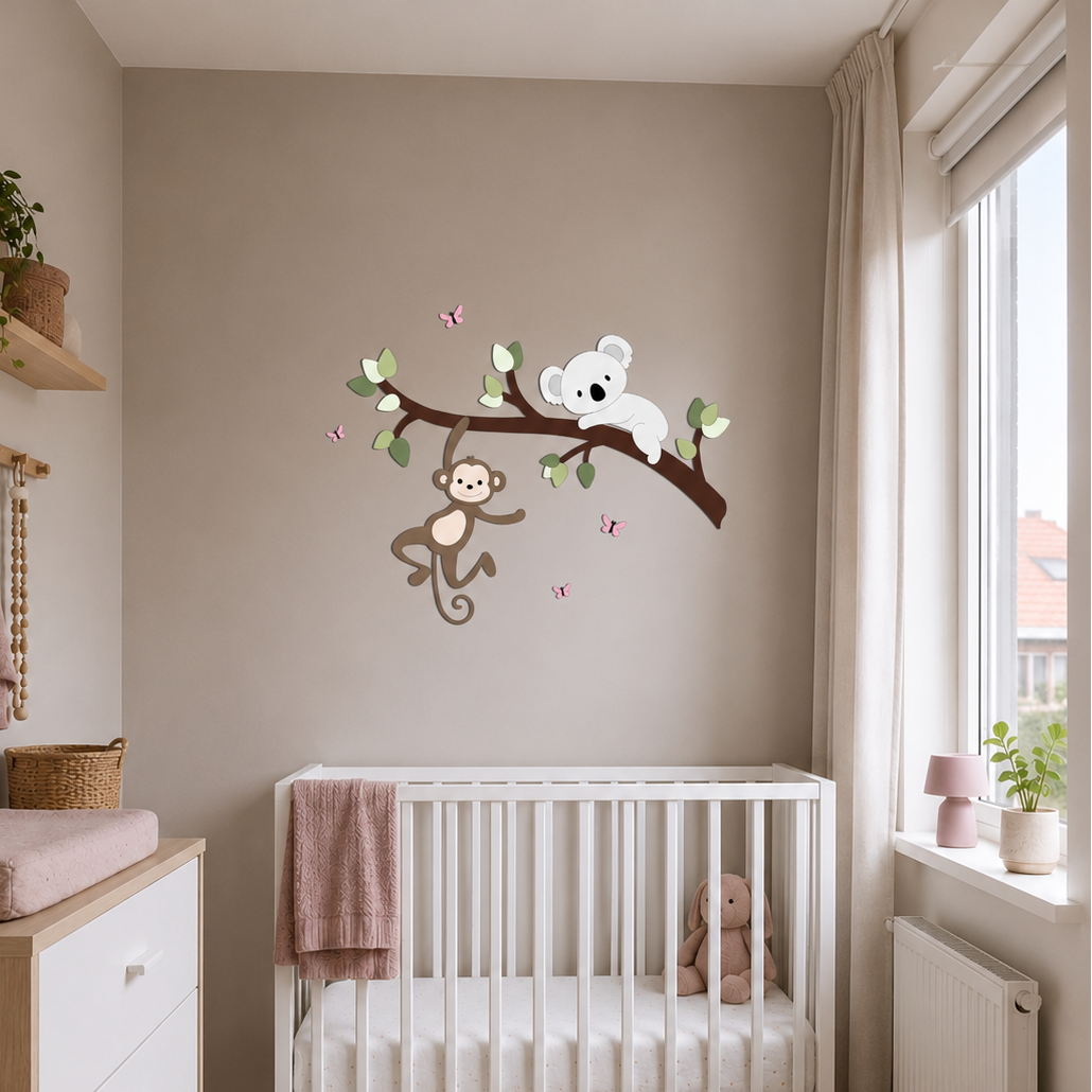 Babykamer in oudroze met witte meubels en wanddecoratie van tak met koala en aapje.