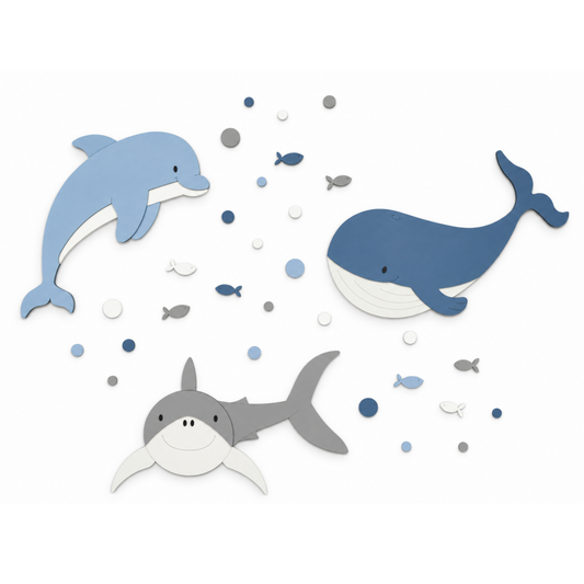 Houten muurstickers onderwaterwereld met blauwe dolfijn, walvis en grijze haai, omringd door kleine visjes en luchtbellen in blauw, wit en grijs.