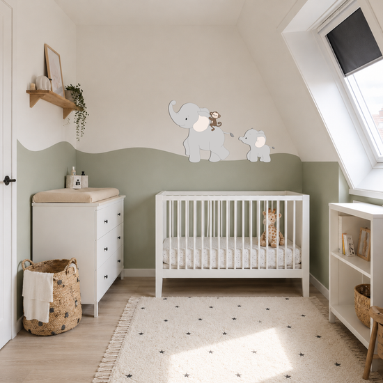 muurstickers voor jungle of safari babykamer thema. Grote grijze olifant met vrolijk aapje op de rug, gevolgd door een baby olifantje.