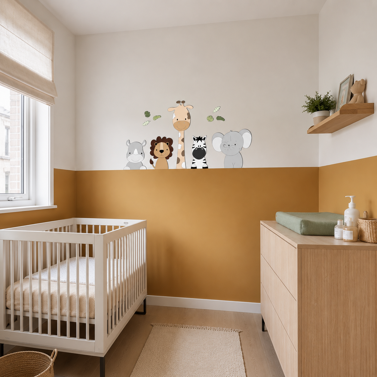 Babykamer met wit ledikant, houten commode, okergele lambrisering en muurdecoratie van jungle dieren met een nijlpaard, leeuw, giraf, zebra en olifant.
