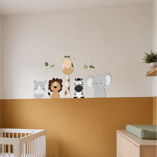 Babykamer met wit ledikant, houten commode, okergele lambrisering en muurdecoratie van jungle dieren met een nijlpaard, leeuw, giraf, zebra en olifant.