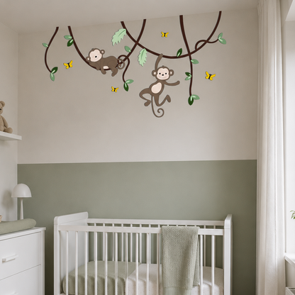 Kinderkamer in jungle thema: slapend en hangend aapje aan lianen.