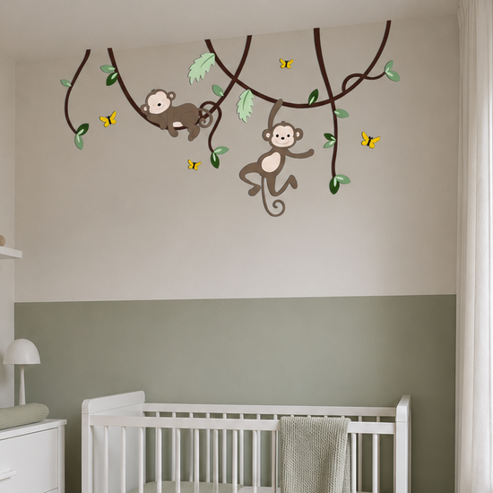 Kinderkamer in jungle thema: slapend en hangend aapje aan lianen.