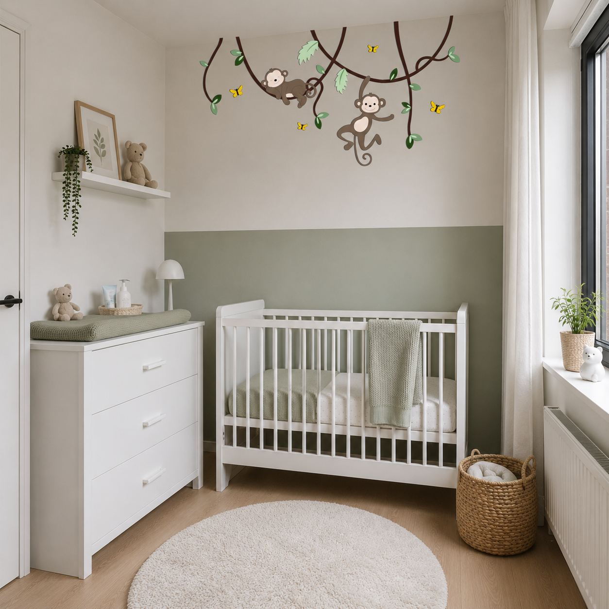 Kinderkamer in jungle thema: slapend en hangend aapje aan lianen.