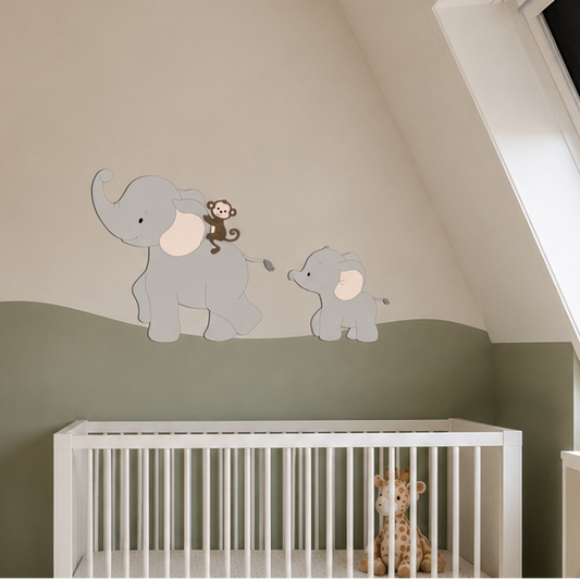 muurstickers voor jungle of safari babykamer thema. Grote grijze olifant met vrolijk aapje op de rug, gevolgd door een baby olifantje.