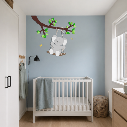 Jongens kinderkamer met blauwe muur en witte meubels. Muurdecoratie van tak met olifantje op schommel.