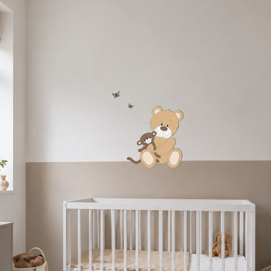 Kinderkamer in taupe tinten met muurdecoratie van schattig beertje met knuffeltje.