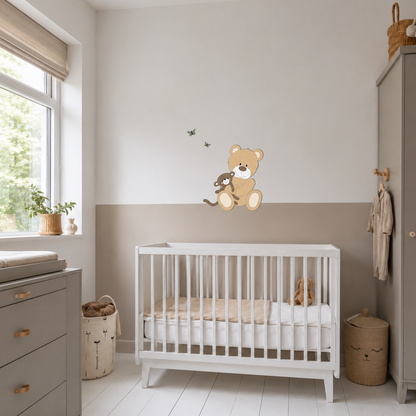 Kinderkamer in taupe tinten met muurdecoratie van schattig beertje met knuffeltje.