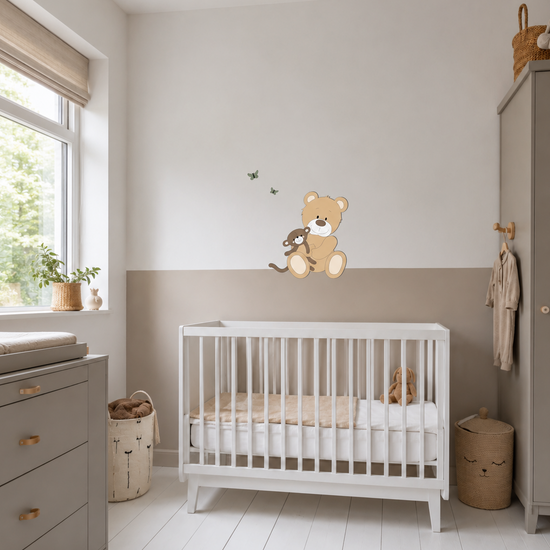 Kinderkamer in taupe tinten met muurdecoratie van schattig beertje met knuffeltje.