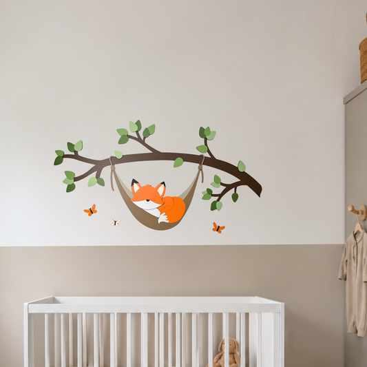 muurdecoratie kinderkamer – tak met groene bladeren en slapend vosje in hangmat. Geschikt voor een bosthema babykamer