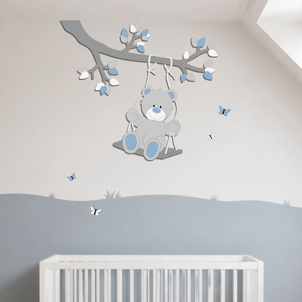 Houten muurdecoratie voor de baby- of kinderkamer met een beertje op een schommel aan een tak, uitgevoerd in grijstinten met blauwe accenten, blaadjes en vlinders.