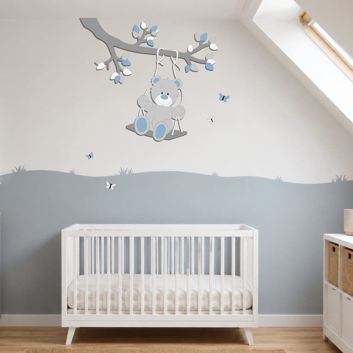 Houten muurdecoratie voor de baby- of kinderkamer met een beertje op een schommel aan een tak, uitgevoerd in grijstinten met blauwe accenten, blaadjes en vlinders.