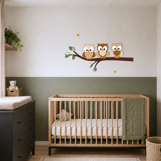 decoratie voor kinderkamer; tak met groene bladeren en uiltjes in natuurlijke kleuren.