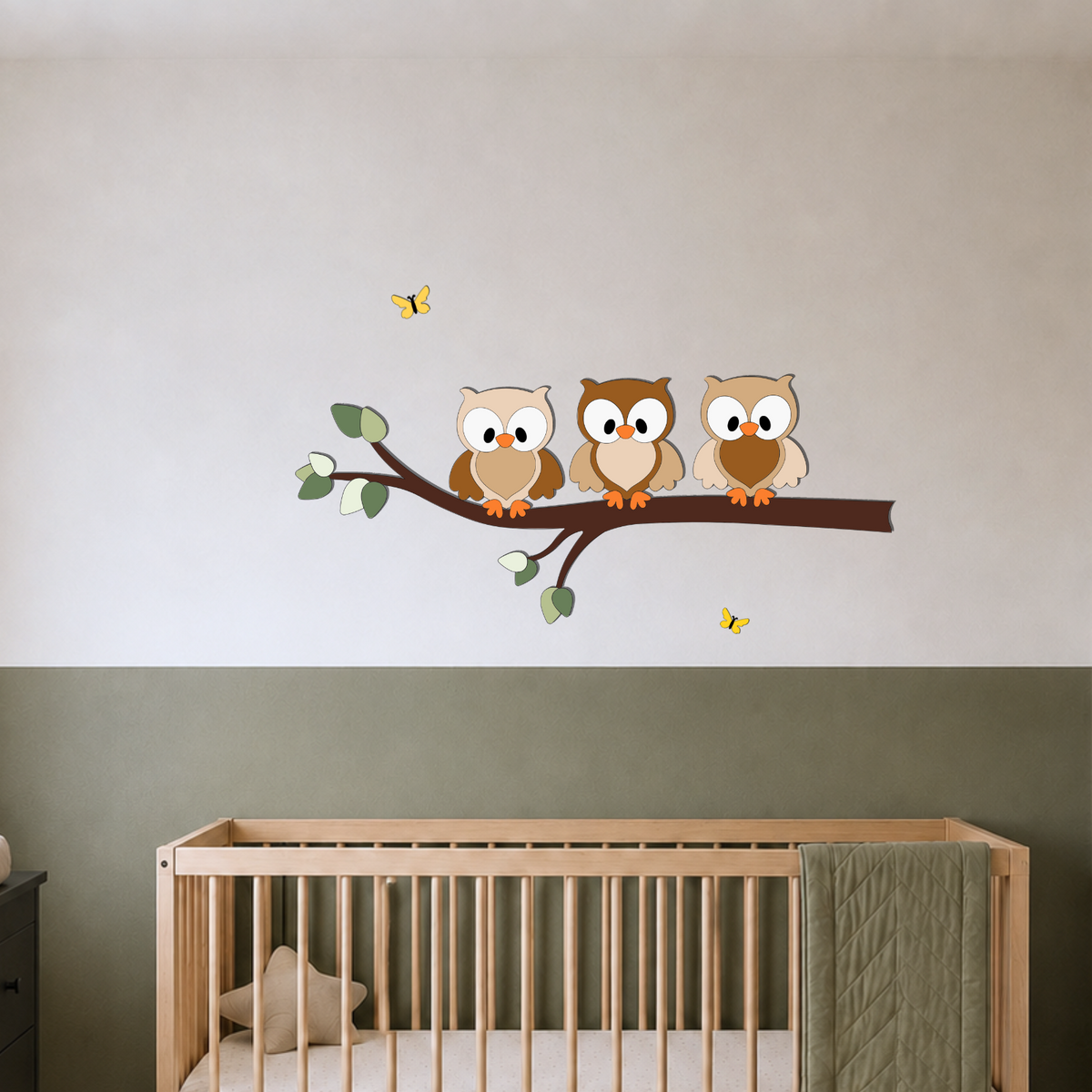 Houten muursticker - Tak met 3 bosuiltjes - naturel - oranje pootjes (vlinders optioneel ) (95x42cm)