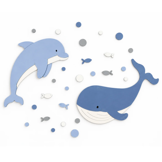 Houten muurstickers onderwaterwereld met blauwe dolfijn en walvis, omringd door kleine visjes en luchtbellen in blauw, wit en grijs.