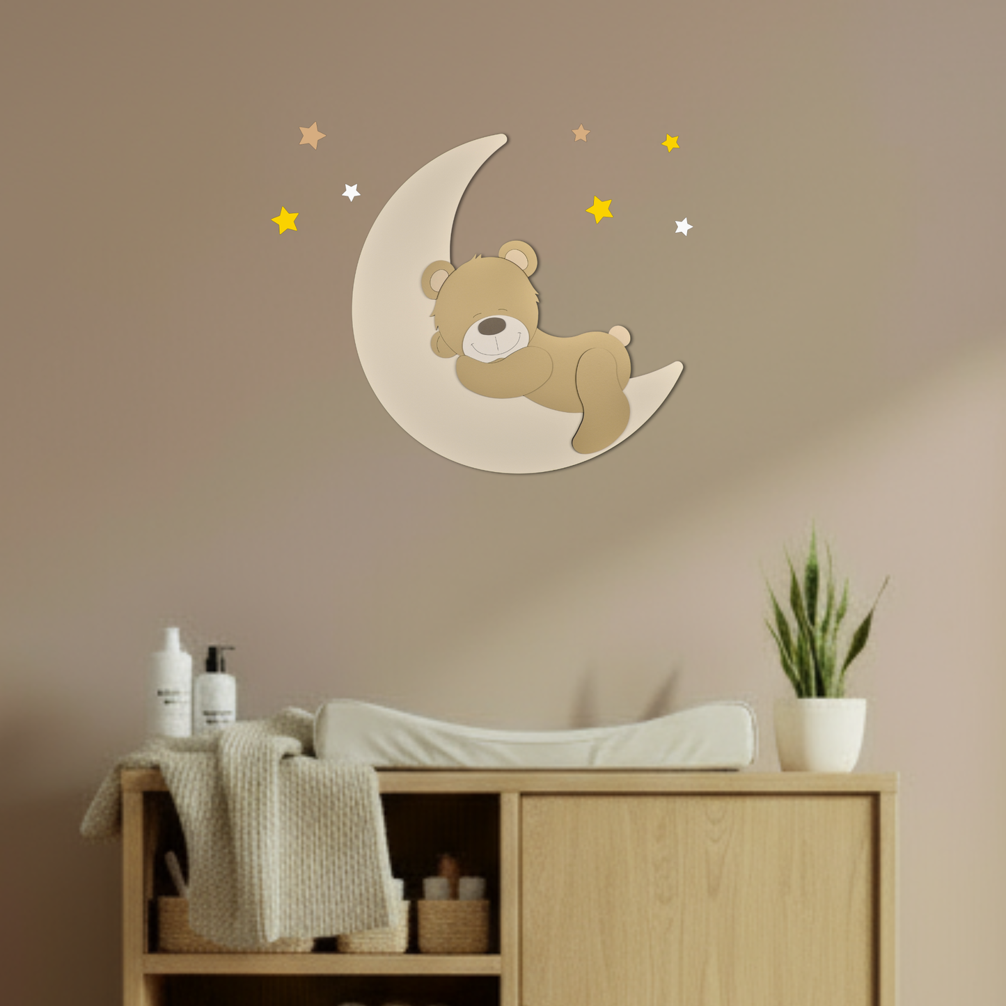 Wanddecoratie voor de babykamer, slapend schattig beertje op beige maan, met sterren.